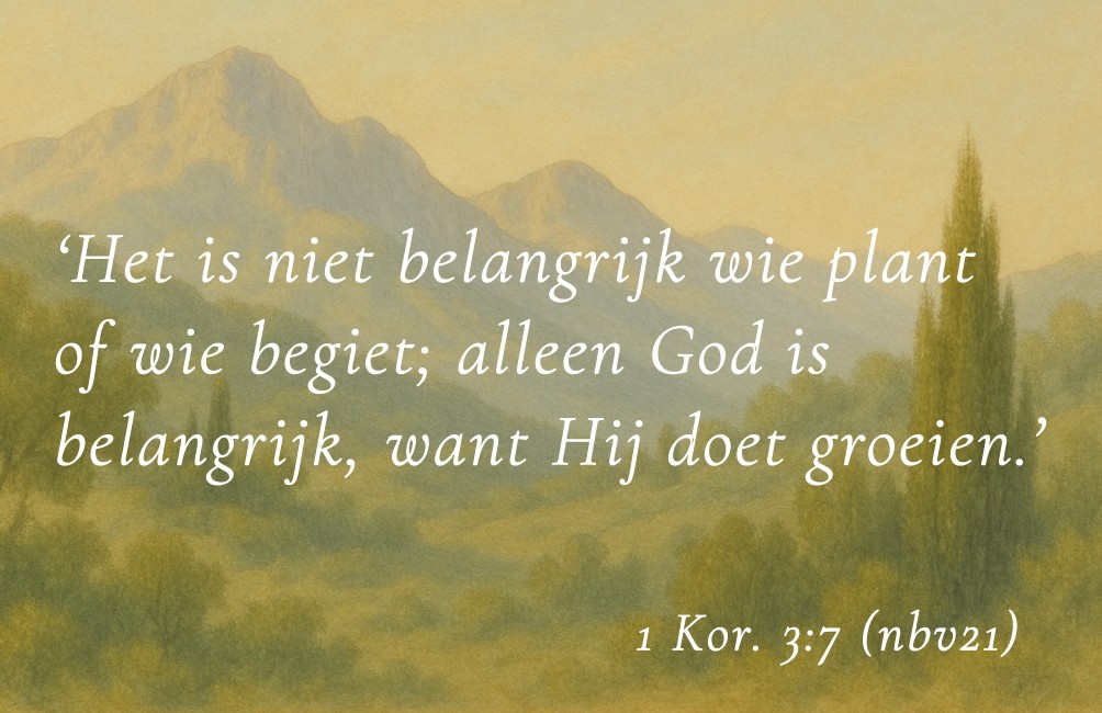Kaartje met Bijbeltekst: "Het is niet belangrijk wie plant of wie begiet; alleen God is belangrijk, want Hij doet groeien." 1 Kor. 3:7 NBV21