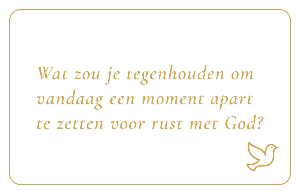 Reflectiekaartje met daarop: "Wat zou je tegenhouden om vandaag een moment apart te zetten voor rust met God?"