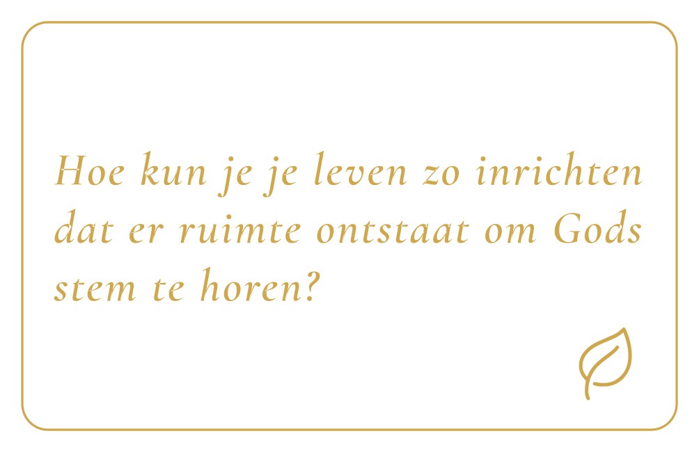 Reflectiekaartje met daarop: "Hoe kun je je leven zo inrichten dat er ruimte ontstaat om Gods stem te horen?"